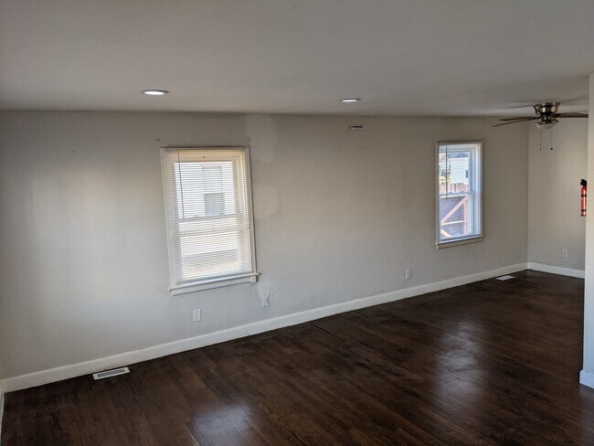 Building Photo - 31 Chamberlin Ave W