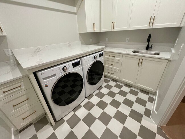 Foto del edificio - 5 Bedroom Home In Washington Fields