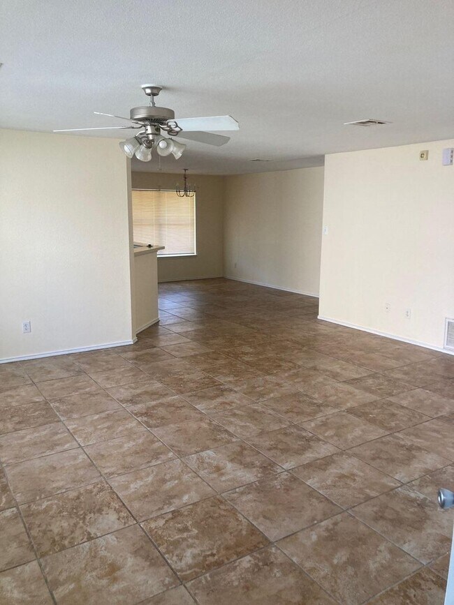 Building Photo - Spacious 4 BR 2 Bath pets considered