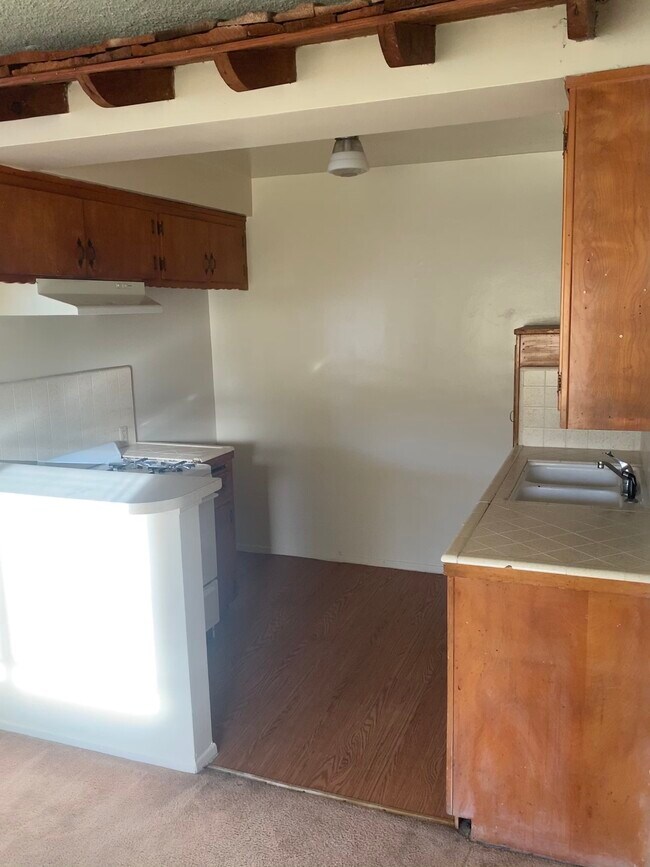 Kitchen - 512 N Marguerita Ave