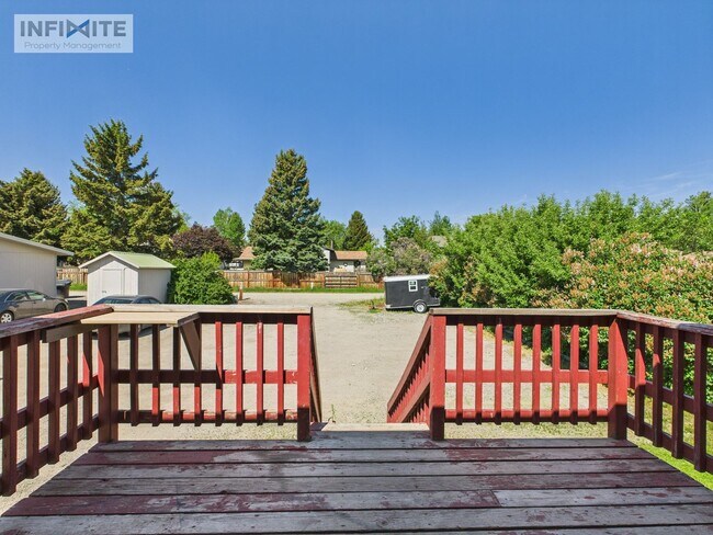 Building Photo - 4 Bedroom Near Downtown!