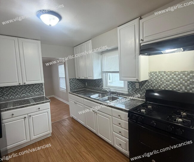 Foto del edificio - 4 Bedroom • 2 Full Bath • 2-Car Garage • Fenced in Yard • Bonus Rooms • Appliances present