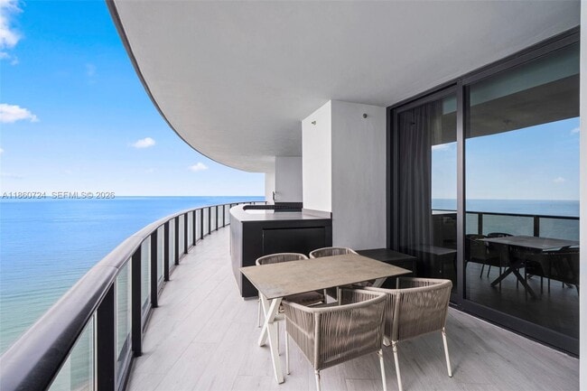 Foto del edificio - 18555 Collins Ave