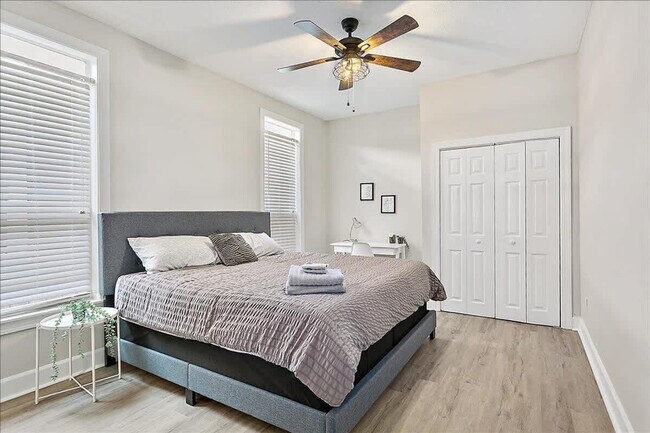 Foto del edificio - 206 E 7th St