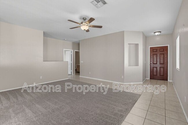 Foto del edificio - 2219 N 92nd Dl