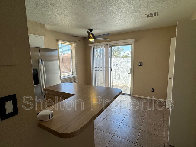 Foto del edificio - 10815 W Northern Ave