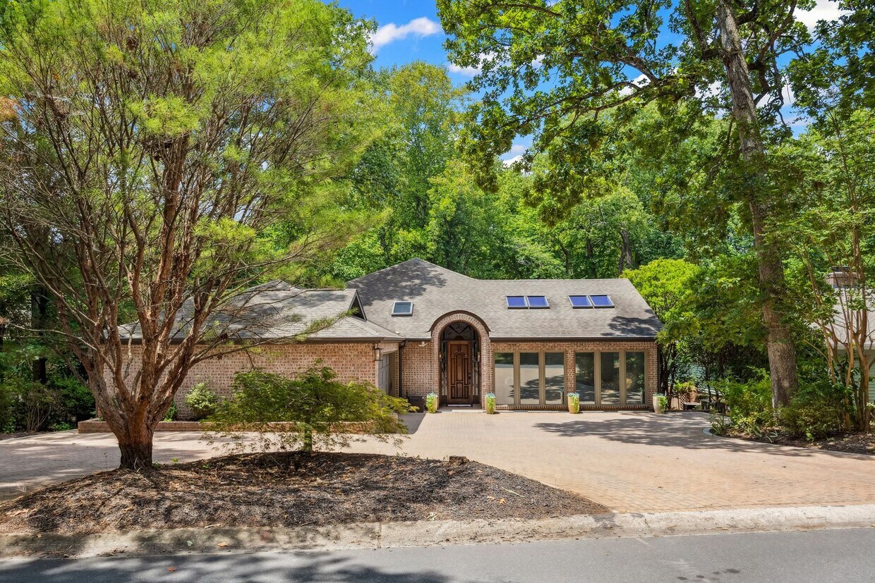 Primary Photo - Gorgeous, Fully furnished 3 Bed 3.5 bath h...