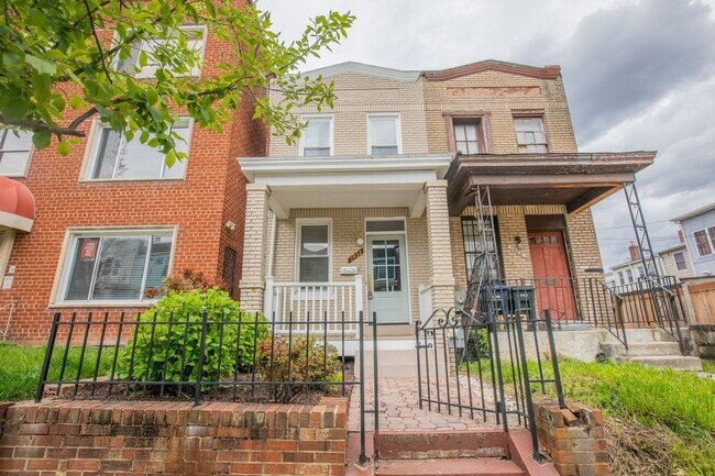 Foto del edificio - Lovely 2 BR/1.5 BR Townhome in Capitol Hill!