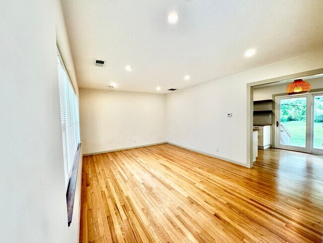 Foto del edificio - Charming Updated Home in Walkable Westwood