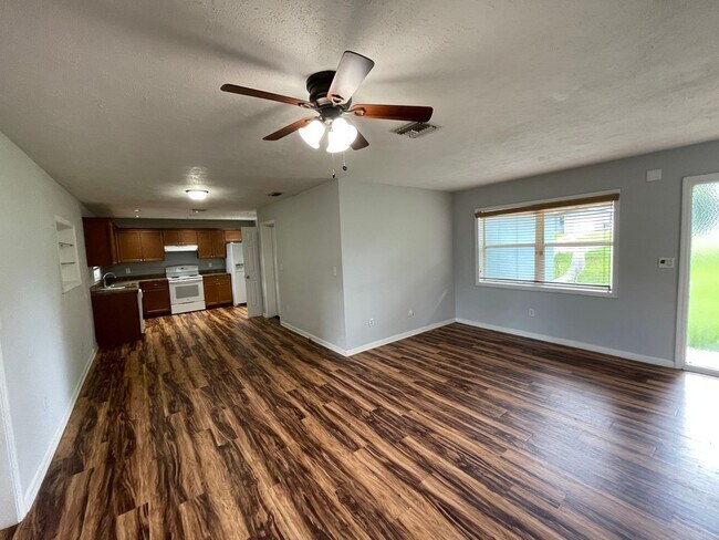 Foto del edificio - Awesome 3 Bedroom, 2 bath home in Deltona