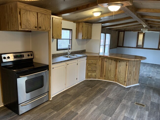 Building Photo - 6693 Skyview Dr