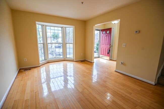 Building Photo - Seven Oaks Townhouse