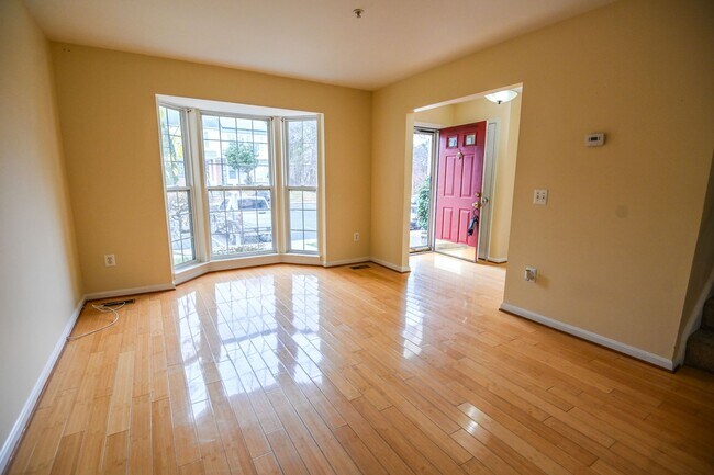 Foto del edificio - Seven Oaks Townhouse