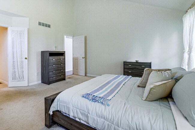 Building Photo - 5816 Lakeview Dr