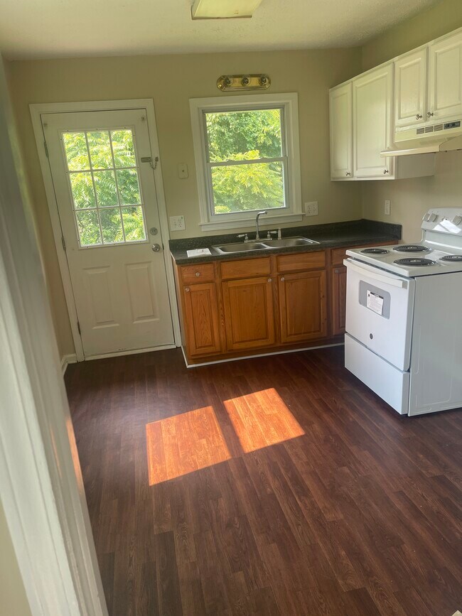 Kitchen - 204 Roberts St