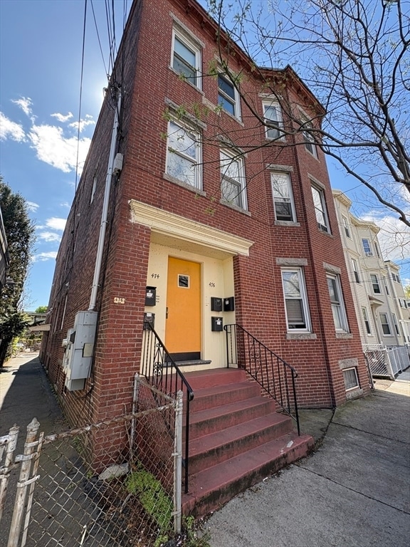 Building Photo - 474 Windsor St