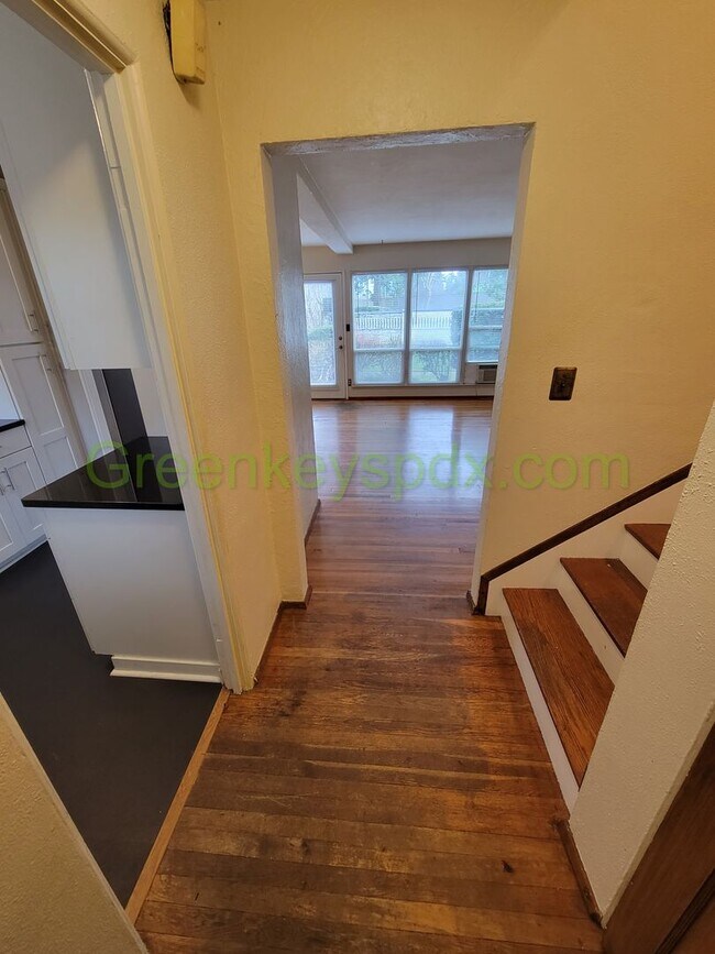 Foto del edificio - Large 2 Bedroom 1 Bath Unit off Broadway w...