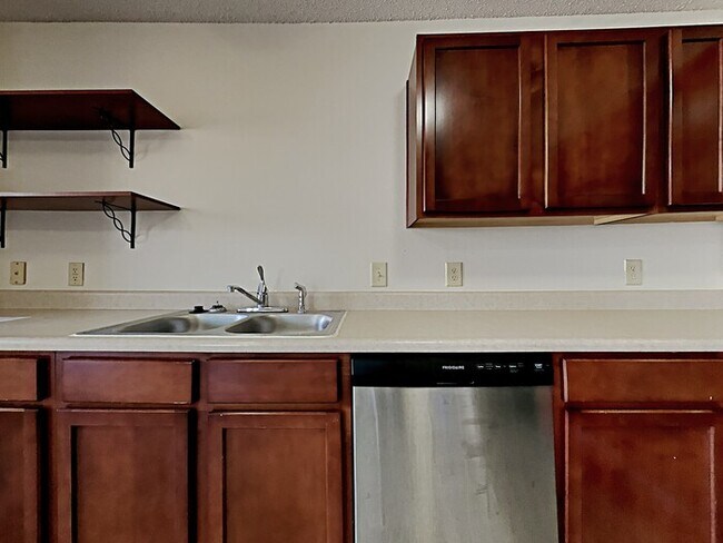 Foto del edificio - 3 bed 2.5 bath with fenced in backyard!