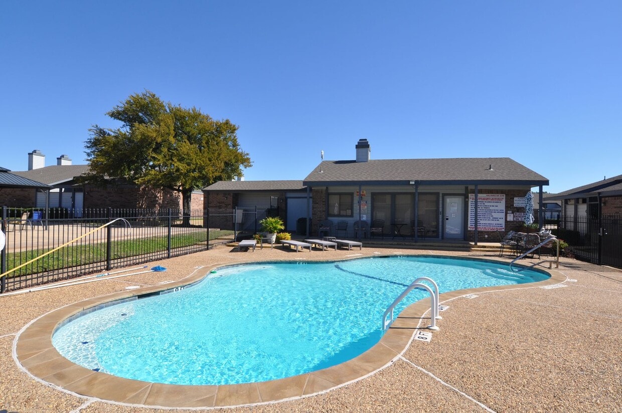 Building Photo - 602 Bellaire Dr