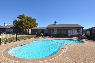 Building Photo - 602 Bellaire Dr