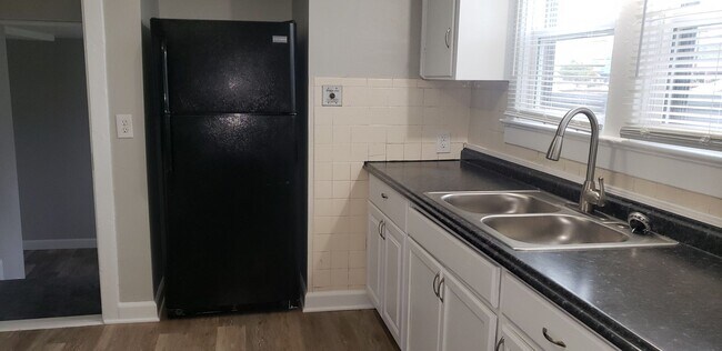 Foto del edificio - Newly Updated Spacious Two Bedroom w/Bonus...