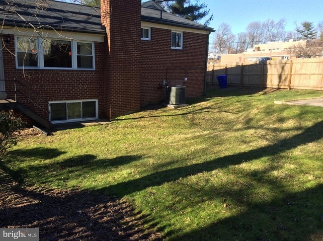Building Photo - 8823 Sundale Dr