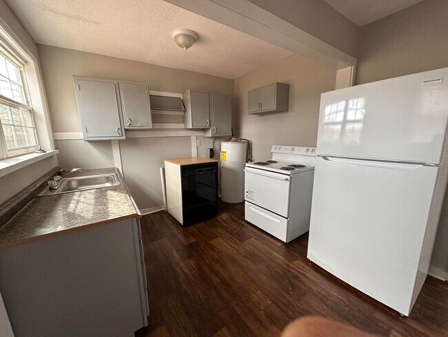 Building Photo - 2-Bedroom 1-bath house Great Location