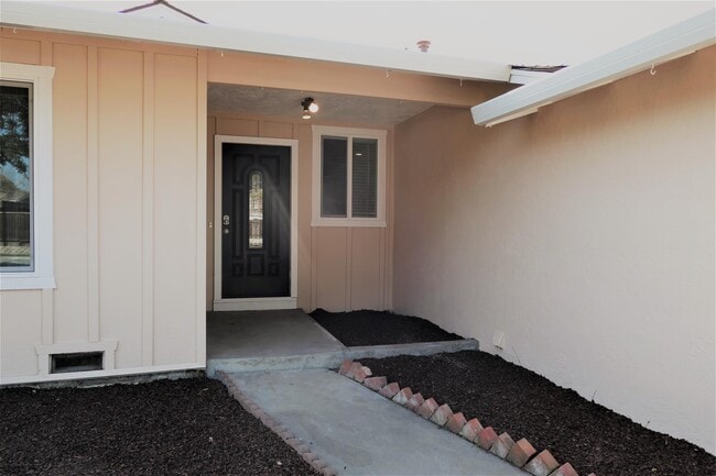 Building Photo - 460 Cheyenne Ln