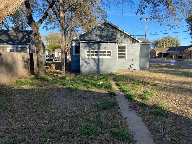 Building Photo - 901 N 11th St
