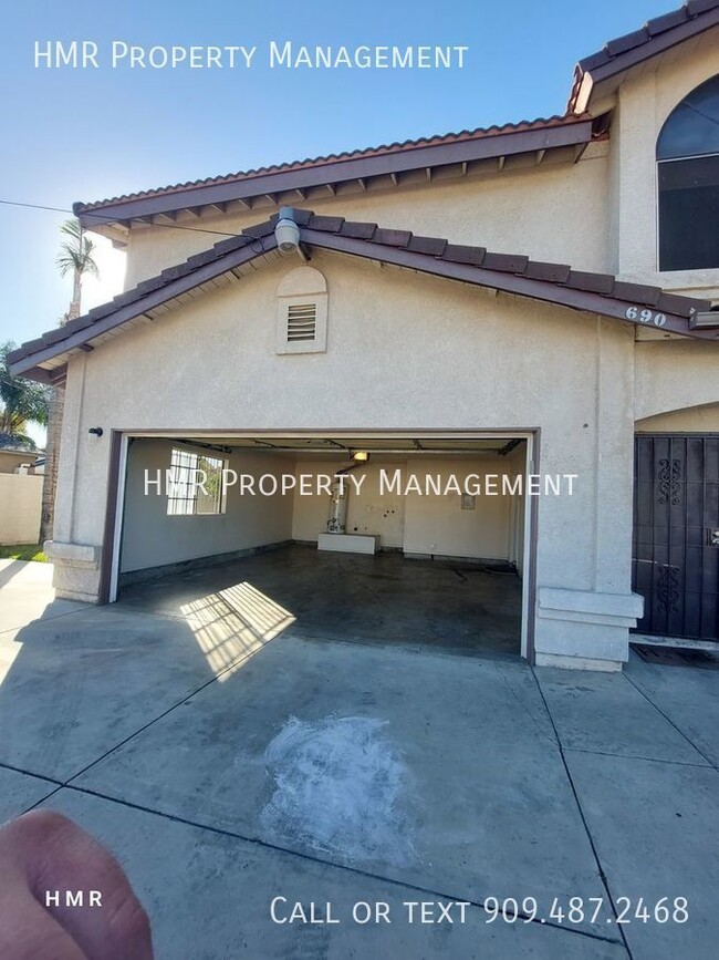 Building Photo - Duplex townhouse with fruit trees in Pomona.