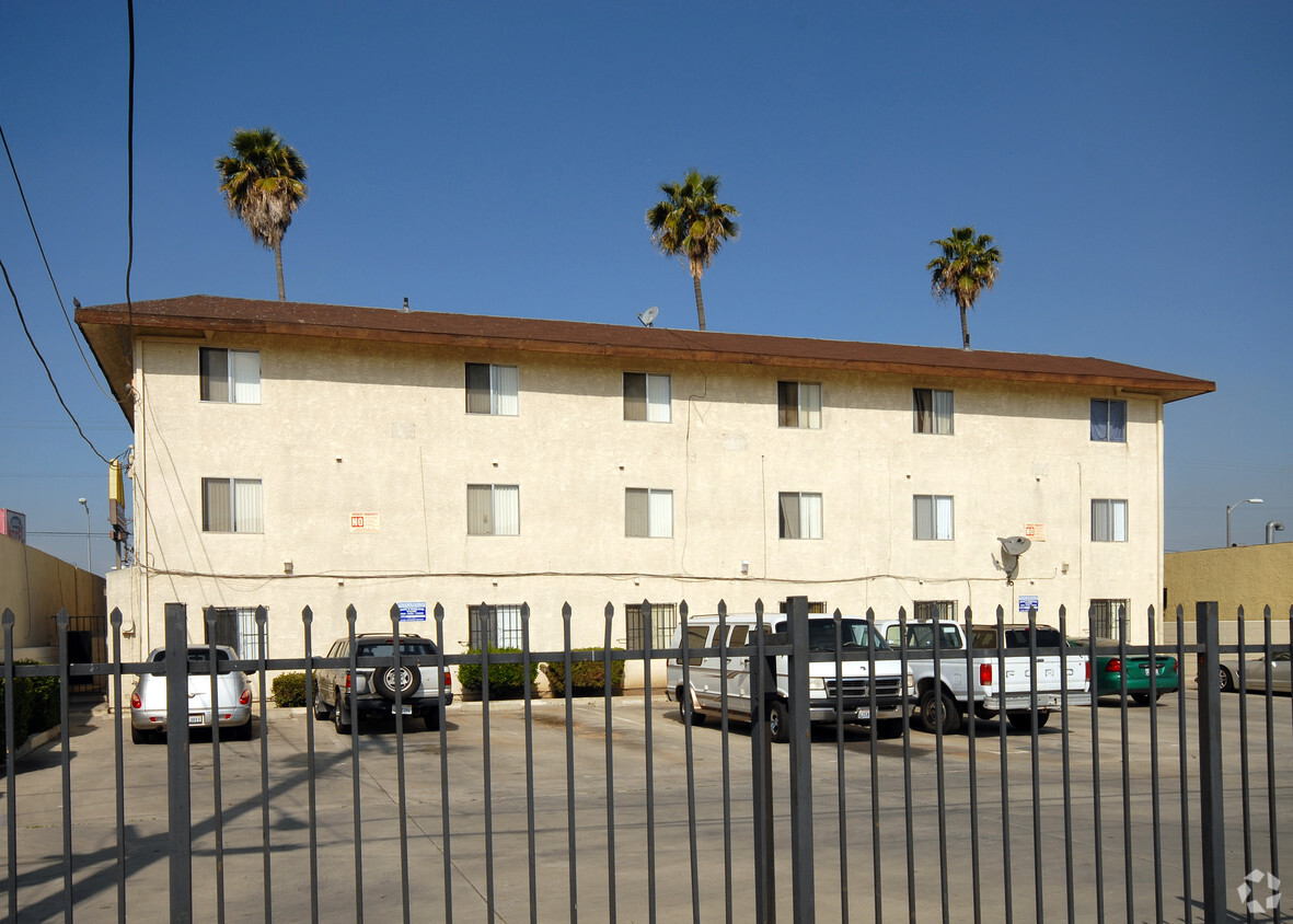 Building Photo - 11308 S Figueroa St