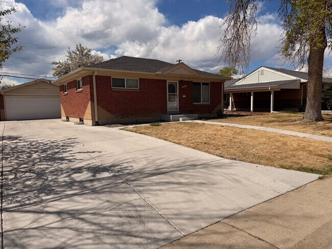 Building Photo - Spacious Twin Lakes Gem!!!