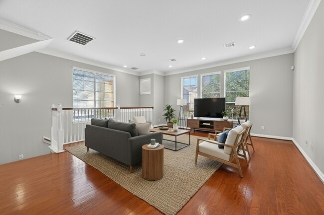 Building Photo - 3019 Clearview Cir