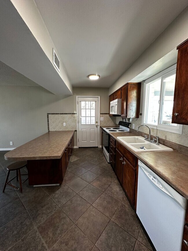 Foto del edificio - 3 BED ROOM HOME IN MESA WITH NO HOA