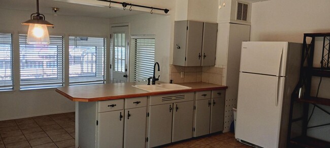 Building Photo - Charming 2-bedroom, 1-bathroom house!