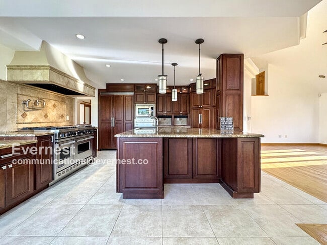 Building Photo - 990 Utica Cir