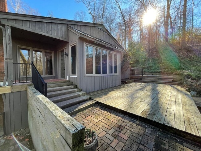 Building Photo - Glenview Hills HUGE 3 Bedroom 2.5 Bath Hom...