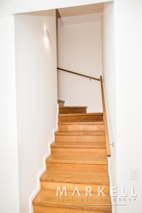 Building Photo - 329 W 38th St