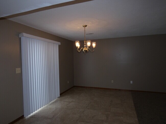 Building Photo - 413 Spring Ave