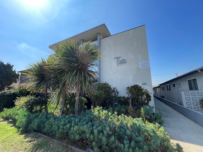 Building Photo - 623 S Grevillea Ave