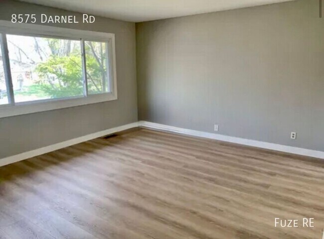 Foto del edificio - 8575 Darnel Rd