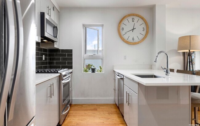 Foto del edificio - 63-34 Fresh Pond Rd