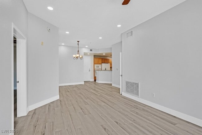 Building Photo - 31 E Agate Ave