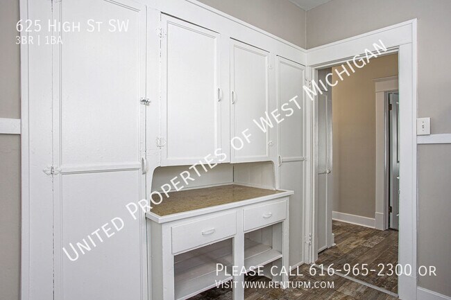 Foto del edificio - Available Now | 3 Bedroom Upper Unit Apart...