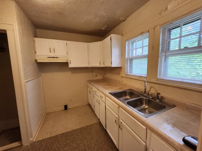 Foto del edificio - 1650 N Maple Ave