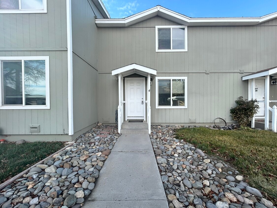 Primary Photo - 1283 Redwood Cir