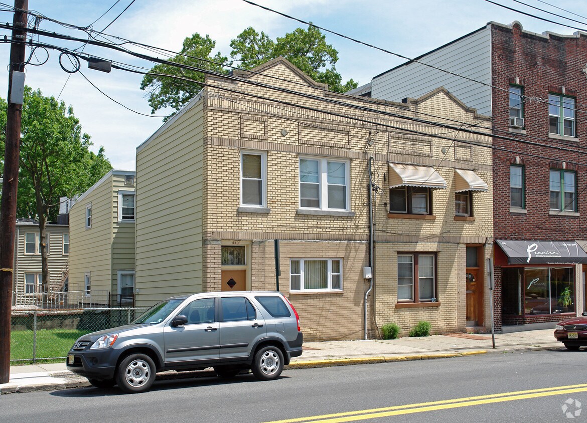 Primary Photo - 440 Commercial Ave