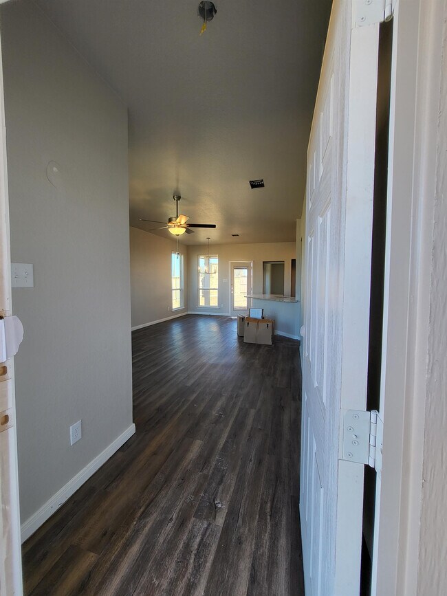 Building Photo - 631 Fallbrook Dr