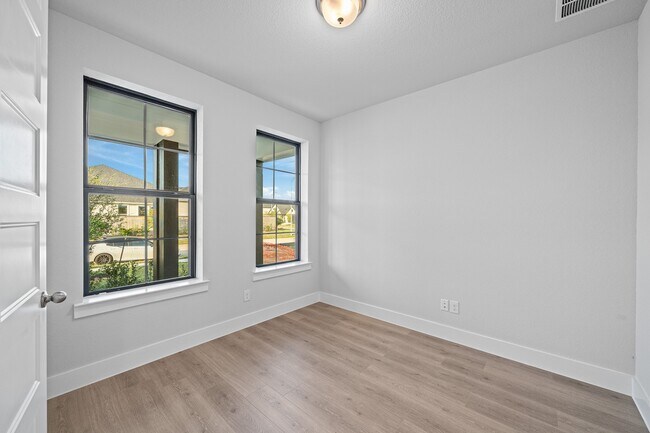 Foto del edificio - 29611 Smokey Bourbon Ln