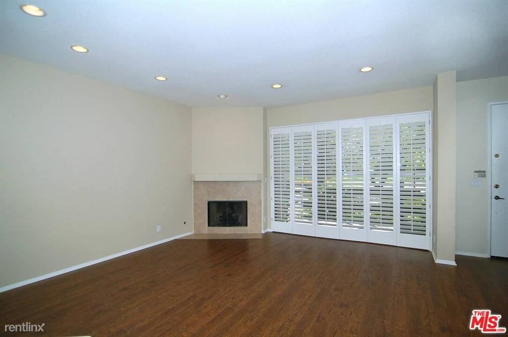 Primary Photo - 21901 Burbank Blvd